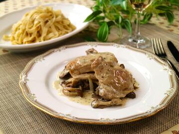 若鶏のフリカッセ キノコとヌイユ添え＜動画あり＞