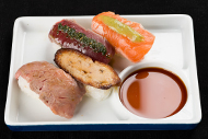鉄板焼寿司 鮪香草焼き／秋鮭木の芽味噌焼／和牛ロース／サラド社フォアグラ