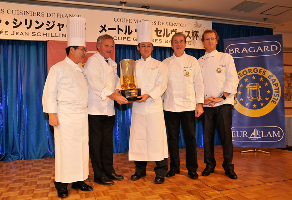 優勝は菊池昭宏さん（授賞式でのMCF杯トロフィー授与）